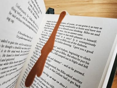 Skushy 2x Boekenlegger - Koffiemok Spilling - Grappig Boekenlint - Bladwijzer met Koffie Design - Leuk Cadeau voor Boekenliefhebbers - Unieke Paginavinder - Leesvinger Accessoire - Origineel Kado voor Lezers