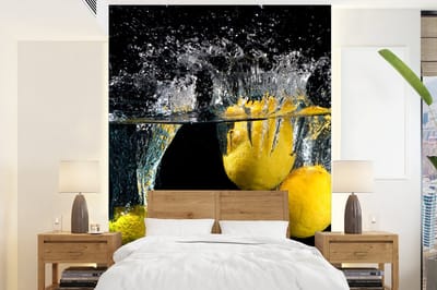 Behang - Fotobehang Citroen - Fruit - Stilleven - Water - Geel - Breedte 165 cm x hoogte 220 cm