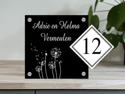 Naambordje voordeur paardenbloem met huisnummer zwart