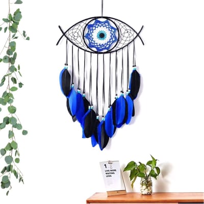 Dailygoods- Dromenvanger Duivelsoog - Wanddecoratie - Macramé - Zwarte Veren - Blauwe Kralen - 75 cm Hoog