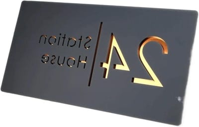 Acryl Huisnummer - Adresbord Deur - Huis Herkenbaar Maken - 3D Drijvend Effect - 15x30cm - Zwart Goud