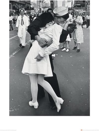 Kunstdruk Time Life - War Time Kiss 50x70cm