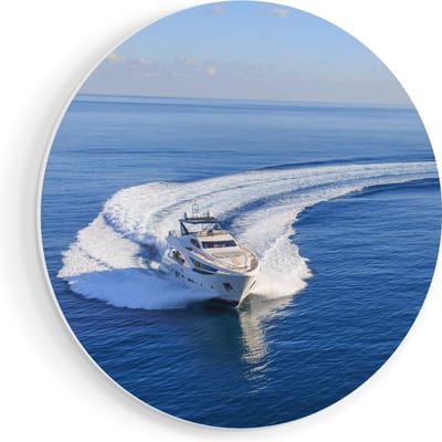 Artaza Forex Muurcirkel Jachtboot op het Water in een Bocht - 90x90 cm - Groot - Wandcirkel - Rond Schilderij - Muurdecoratie Cirkel