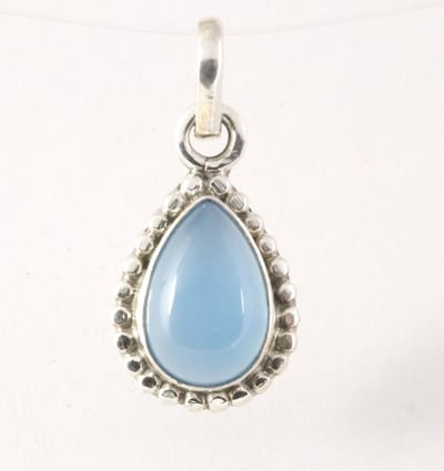 Fijne bewerkte druppelvormige zilveren hanger met blauwe chalcedoon