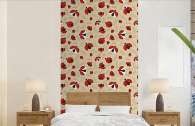 Behang - Fotobehang Lieveheersbeestje - Bladeren - Design - Breedte 120 cm x hoogte 240 cm