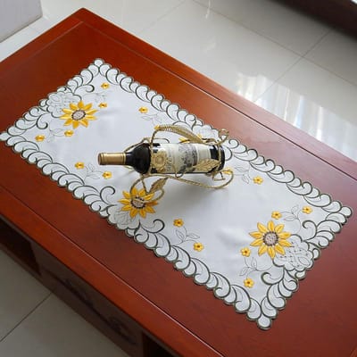 NOUVEAU chemin de table Runner en tissu avec broderie de fleur de rose creuse housse de table nappe Décoration de table de Noël Mariage et accessoires pour la maison 40X83CM