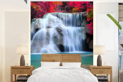 Behang - Fotobehang Waterval - Bomen - Rood - Landschap - Natuur - Breedte 175 cm x hoogte 240 cm