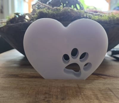 Laserkado Hond/ kattenpoot afdruk in epoxy hart gegoten 9.5x 12.5 cm