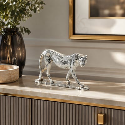 Zilveren Panter Beeld – Luxe Decoratief Dierenbeeld / Luipaard Ornament – Glanzend Zilver – 26x14x5 cm – Modern Woonaccessoire voor Woonkamer, Dressoir, Kast, Hal, Kantoor & Etalage – Stijlvolle Interieur Decoratie