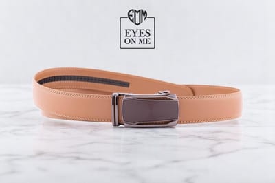Lichtbruine lederen riem zonder gaatjes met automatische gesp voor heren ( model L131 )