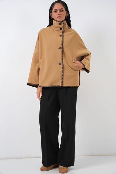 Jas met textuur en kleurrijke stiksels en een halve turtleneck