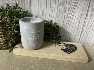 Creaties van Hier – Cement Candle Dikke zoen met houten plankje - 8 cm – Cement – Kaars