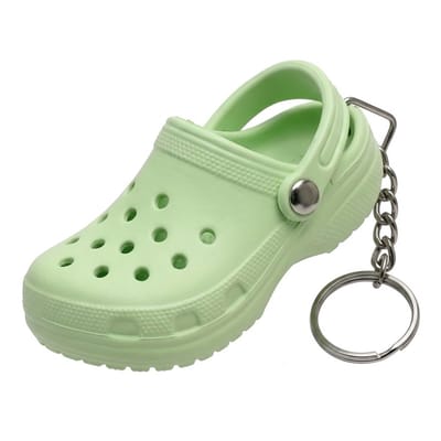 Groene sleutelhanger mini schoen vorm van EVA met metalen sleutelring en korte ketting, sleutelhanger voor heren en dames, compact accessoire met speels ontwerp en herkenbaar klomp model