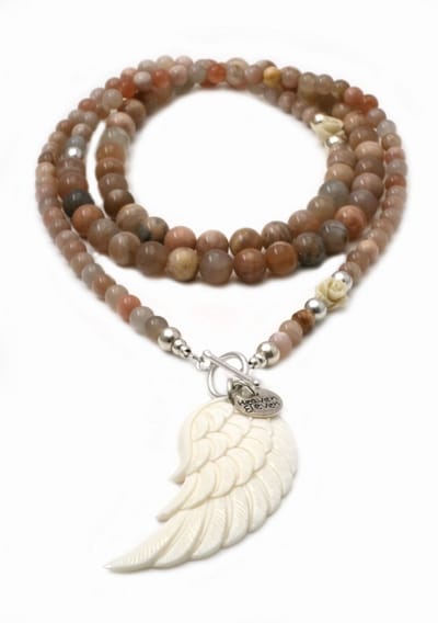Heaven Eleven ketting natuursteen Sunstone met een vleugel hart van hertegewei
