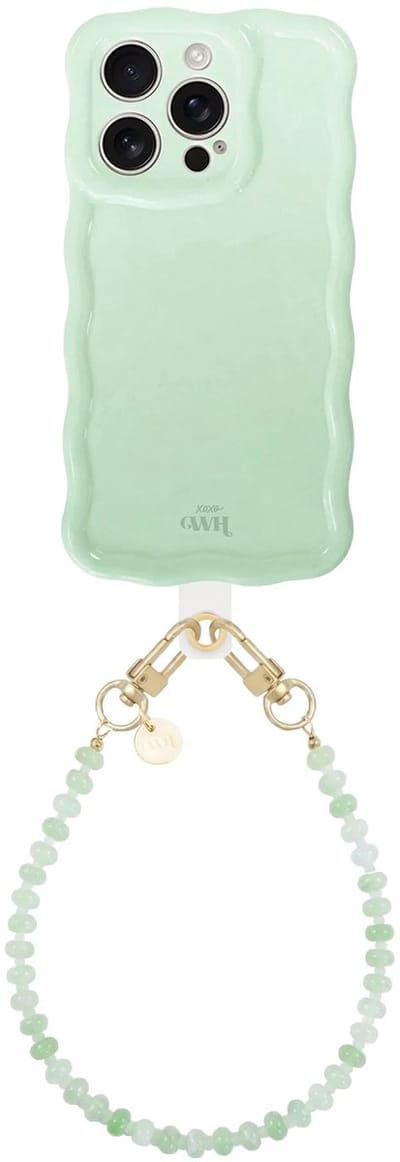 xoxo Wildhearts Glossy Wavy Case Sage Sorbet - Dusty Green (kort koord) - geschikt voor iPhone 16 Pro Max - hoesje met telefoonkoord - afneembaar koord - Kralenketting - kort telefoonkoord - hoesje met golven - Groen