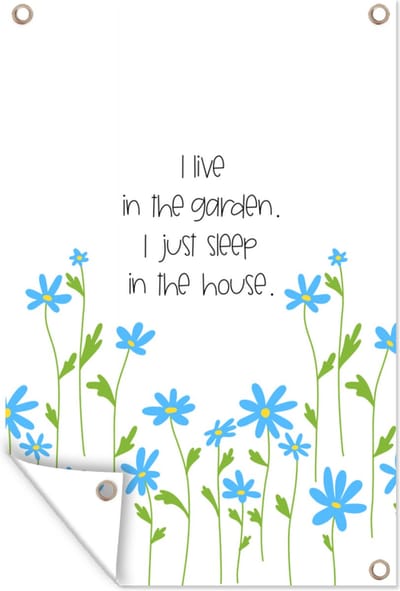 Muurdecoratie Quotes - Spreuken - I live in the garden I just sleep in the house - 120x180 cm - Tuinposter - Tuindoek