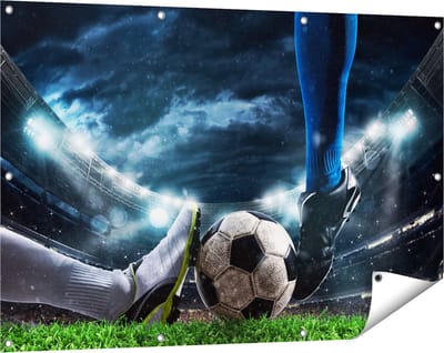 Gards Tuinposter Voetbal Sliding op de Bal in het Stadion - 120x80 cm - Tuindoek - Tuindecoratie - Wanddecoratie buiten - Tuinschilderij