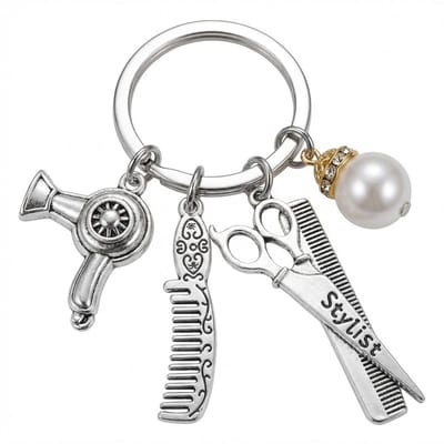 Zilverkleurige metaal sleutelhanger dames en heren met kappers charms – schaar, kam en föhn hanger met parel detail – stylist keychain voor kappers en hairstylists