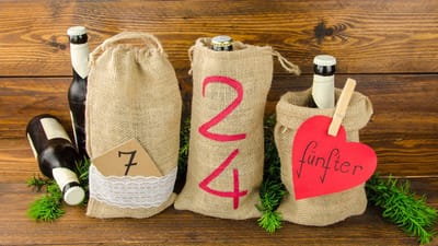 Jute zakjes, duurzame adventskalender om zelf te knutselen, kerstkalender, zakjes, cadeauzakjes, jute zakjes voor kinderen, kerstcadeau, bruin