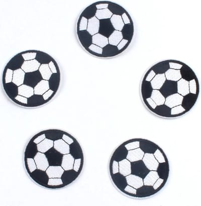 Voetbal Strijk Embleem - Set van 5 - Voetballen - Stof en strijk applicatie - Strijkembleem - Patchwork - Sport - Patches - 5 stuks - Voetbal Stofapplicatie - Sportembleem - Voetballiefhebber - Versiering voor kleding - Leuk Cadeau