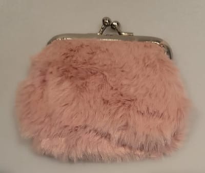 Gemakkelijk om erbij te hebben, deze handige knipportemonnee. Ook leuk als schoencadeau. Een kleine grijs, beige, schattige en knuffel zachte portemonnee. Erg leuk om te kopen voor uzelf of om cadeau te geven aan iemand.