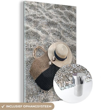 MuchoWow® Glasschilderij 120x180 cm - Schilderij acrylglas - Zomer - Strand - Hoed - Foto op glas - Schilderijen