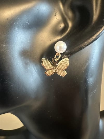 Goudkleurige fake parel oorsteker met goedkleurige vlinder | Make up | Parfum | Moederdag | Verjaardagscadeau| Cadeautje| Valentijnsdag| Kado | sieraden | vaderdag | oorbellen | oorsieraden