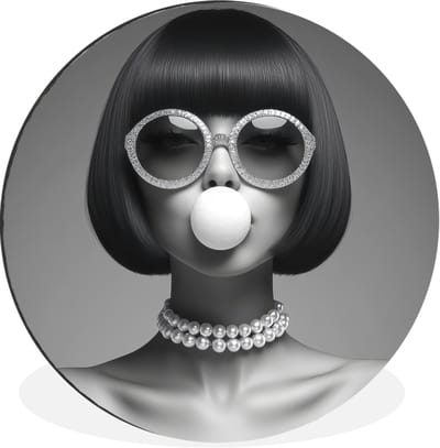WallCircle - Wandcirkel - Muurcirkel - Vrouw - Zwart Wit - Ketting - Zonnebril - Aluminium - Dibond - 30x30 cm - Binnen en Buiten