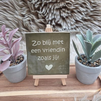 Robuust wenstegeltje – Zo Blij met een vriendin zoals Jij – Robuust 10x10 cm – Spreuktegel – Cadeau voor vriendin – Trendy nu – Zomaar – Vriendschap – Decoratief Tegeltje met Standaard – Cadeau Idee