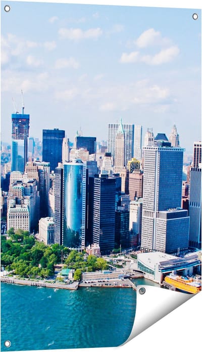 Gards Tuinposter New York Als een Eiland vanuit de Lucht - 60x90 cm - Tuindoek - Tuindecoratie - Wanddecoratie buiten - Tuinschilderij