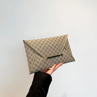 Modieuze en Trendy Tassen voor Vrouwen in de Lente Nieuwe Eenvoudige Casual Envelop Tassen Trendy en Modieuze Handgedragen Envelop Tassen beige
