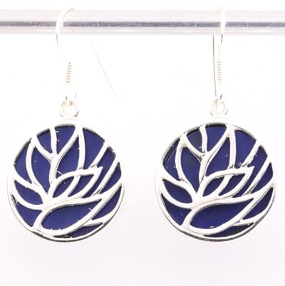 Ronde zilveren lotus oorbellen op lapis lazuli