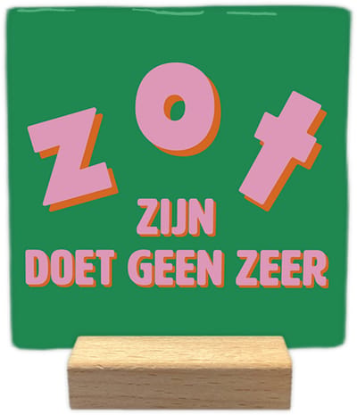 Zot zijn doet geen zeer - Keramische decoratie tegel - incl. houten presenteerblok