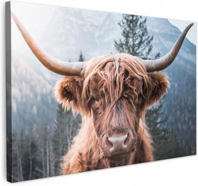 Canvas Schilderij Schotse Hooglander Koe in Berglandschap - Natuurlijke Wanddecoratie voor Woonkamer of Slaapkamer