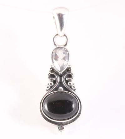 Bewerkte zilveren hanger met onyx en bergkristal