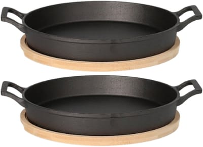 HOMLA - 2-Delige - Andreas Gietijzeren Koekenpan - Cast Iron Frying Pan - met Bamboe Onderzetter - Twee Handgrepen - Ovenbestendige Grillpan & Serveerpan - Duurzame Skillet - 25 x 20 cm - Zwart