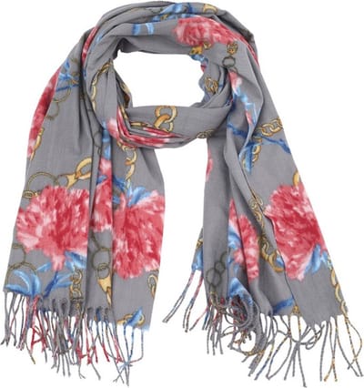 Een comfortabele en zachte sjaal met een mooie print van goudgeelkleurige kettingen en rode/roze bloemen op een grijze ondergrond. De print op de sjaal kan afwijken van de foto. Voor uzelf of Bestel Een Kado.