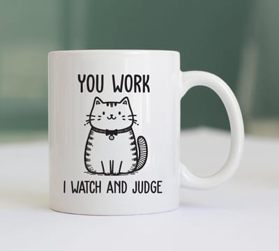 Mok met Tekst "You work, I watch and judge" Wit - Grappige Mok - Morning Mok - Kantoor Accessoires - Mok met Tekst - Mok Cadeau