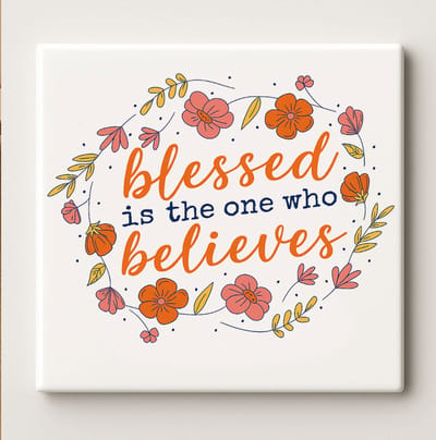 Blessed Is The One Who Believes Keramische Tegel 15x15cm – Inspirerende Christelijke Muurdecoratie met Bloemenontwerp – Geloof Cadeau voor in Huis