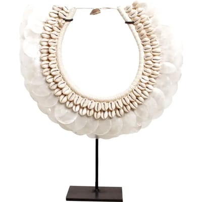 J36 Schelpenketting Op Standaard