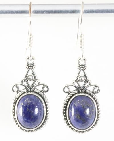 Bewerkte zilveren oorbellen met lapis lazuli