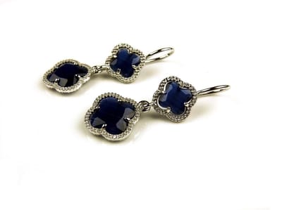 model Double Fiori klein oorringen in zilver donkerblauwe klavers
