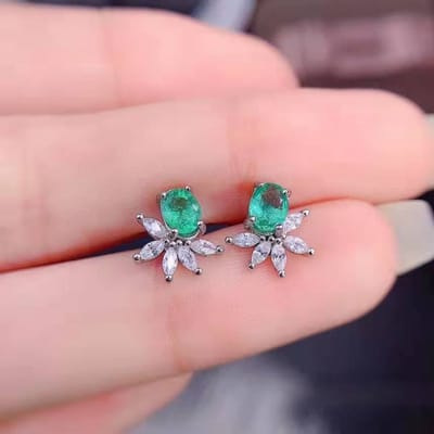 Nieuwe modieuze oorbellen met bloemvormige smaragdgroene edelstenen, zilverkleurig en met een hoge resolutie, in blauwgroene kleur, met een Paraiba ijsbloem-slijping. gray