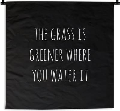 Wandkleed - Wanddoek - Engelse quote "The grass is greener where you water it" tegen een zwarte achtergrond - 180x180 cm - Wandtapijt