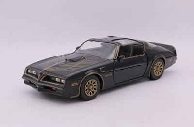 Jada Toys 1/24 Pontiac Firebird Trans Am "Smokey & The Bandit" + replica Buckle