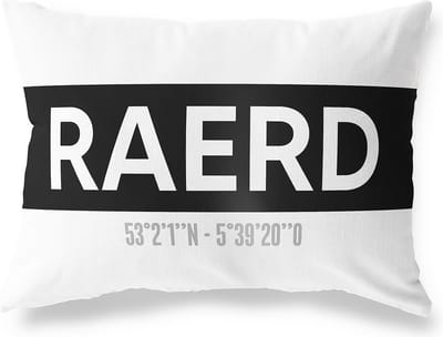 Tuinkussen RAERD - FRIESLAND met coördinaten - Buitenkussen - Bootkussen - Weerbestendig - Jouw Plaats - Studio216 - Modern - Zwart-Wit - 50x30cm