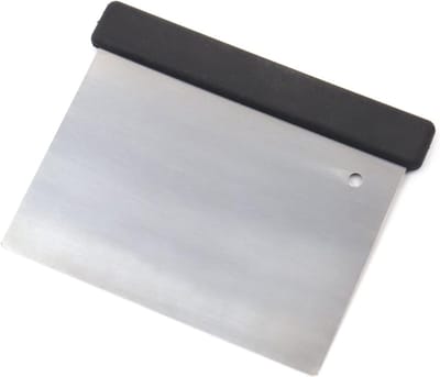 TIM® Deegsteker - Deegschraper - Deegsnijder - Zwart/Zilver - ‎13cm x 10cm x 1cm