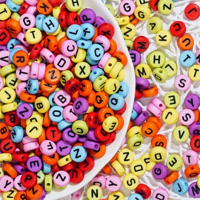 500 stuks Letters Kralen 5 × 10 mm Gemengde Kleurrijke Ronde Alfabet Zwarte Letters Kralen voor Sieraden Ambachten (Zwart-Kleur)