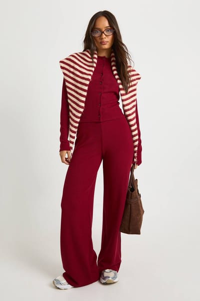 boohoo Dames Geribde top met doorlopende knoopsluiting en lange mouwen en wijde pijpenbroek co-ord | Wijn | Maat: 44