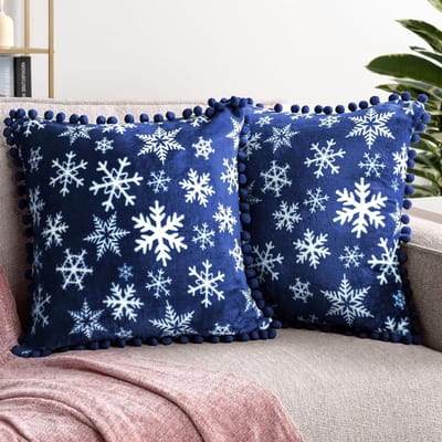 PAVILIA Kerst Sneeuwvlok Blauw Sierkussen Covers, 18x18, Set van 2, Pom Pom | Decoratieve Fluwelen Kussenslopen voor Sofa Bank Bed | Vakantie Winter Fleece Accent Kussensloop Pompom